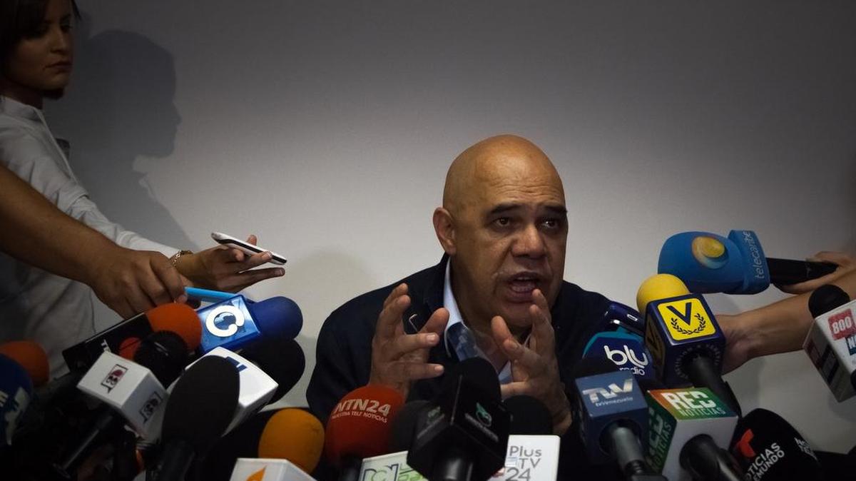 Jesus “Chúo” Torrealba, secretario ejecutivo de la alianza opositora MUD habla en Caracas. Archivo.
