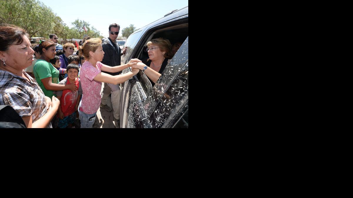
La presidenta de Chile, Michelle Bachelet, el sábado pasado conversando con una de loas mujeres afectadas por las lluvias en Diego de Almagro, región de Atacama.  

