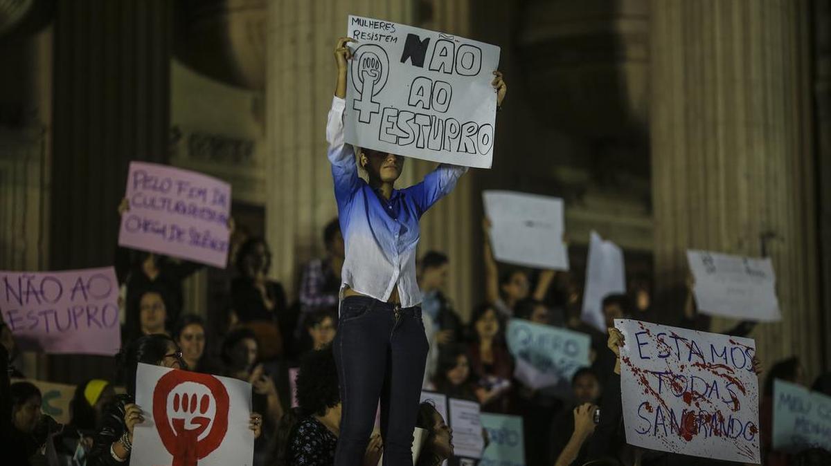Una mujer participa en una manifestación contra la violación de una adolescente por más de 30 hombres, hoy, viernes 27 de mayo de 2016, frente a la Asamblea Legislativa de Río de Janeiro (Brasil).