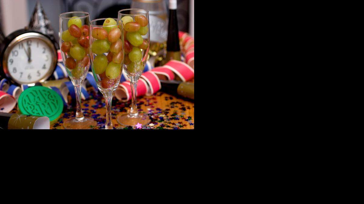 
Una de las costumbres más comunes viene de España y consiste en comerse 12 uvas con cada una de las 12 campanadas de la medianoche del 31 de diciembre, preferiblemente seis moradas y seis verdes.
