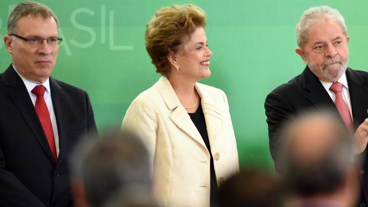 La presidenta de Brasil, Dilma Rousseff, con el ex mandatario Luiz Inácio Lula da Silva, durante la ceremonia de juramentación de Lula el jueves en Brasilia.