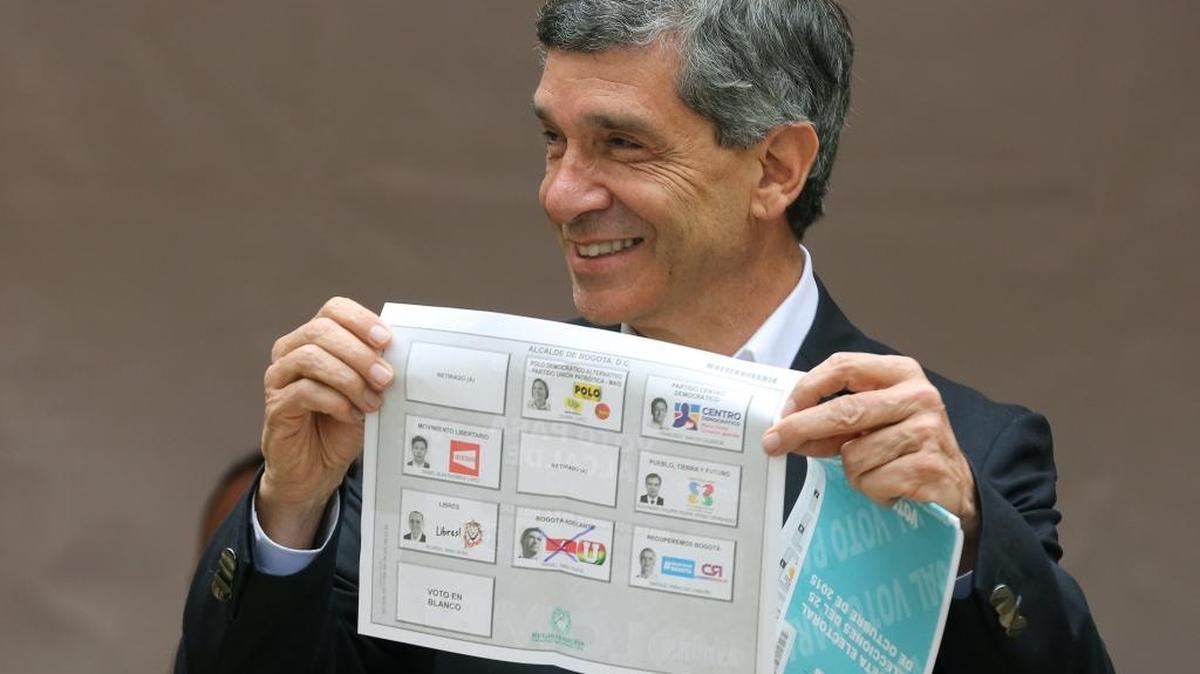 El candidato a la alcaldía de Bogotá por el partido de la U, Rafael Pardo, vota el domingo en la capital colombiana.