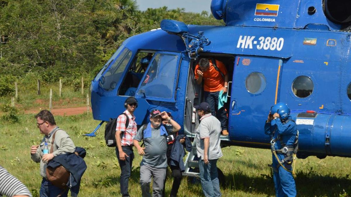 El líder guerrillero de las FARC, Jorge Londoño, alias Timochenko, llega en un helicóptero del Comité Internacional de la Cruz Roja el lunes 12 de septiembre a los Llanos del Yari, Departamento de Caquetá, Colombia, en una foto distribuida por la guerrilla.