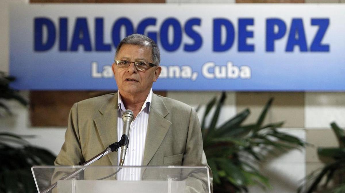 El comandante de las Fuerzas Armadas Revolucionarias de Colombia (FARC), Ricardo Telles, lee un comunicado el jueves 11 de febrero de 2016, en el Palacio de Convenciones de La Habana.