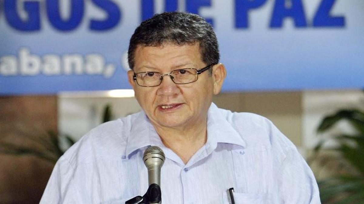 El integrante de las Fuerzas Armadas Revolucionarias de Colombia (FARC) Jorge Torres Victoria, alias "Pablo Catatumbo", lee un comunicado hoy, lunes 23 de noviembre del 2015, en La Habana (Cuba).
