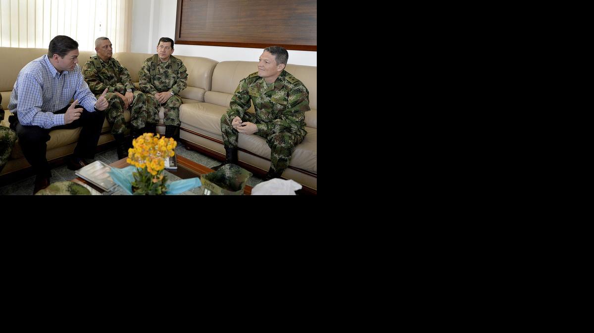 
Fotografía cedida por el ministerio de Defensa de Colombia del general Rubén Darío Alzate (d), liberado hoy, domingo 30 de noviembre de 2014, por las FARC, durante un encuentro con el ministro de Defensa de Colombia, Juan Carlos Pinzón (i), y altos mandos militares en la base militar de Rionegro, cercana a la ciudad de Medellín (Colombia) hoy, domingo 30 de noviembre de 2014. El presidente colombiano, Juan Manuel Santos, afirmó hoy que la liberación del general Rubén Darío Alzate y sus dos acompañantes por parte de las FARC crea un clima propicio para reanudar los diálogos de paz con esa guerrilla en Cuba, suspendidos desde el secuestro del grupo hace dos semanas. 

