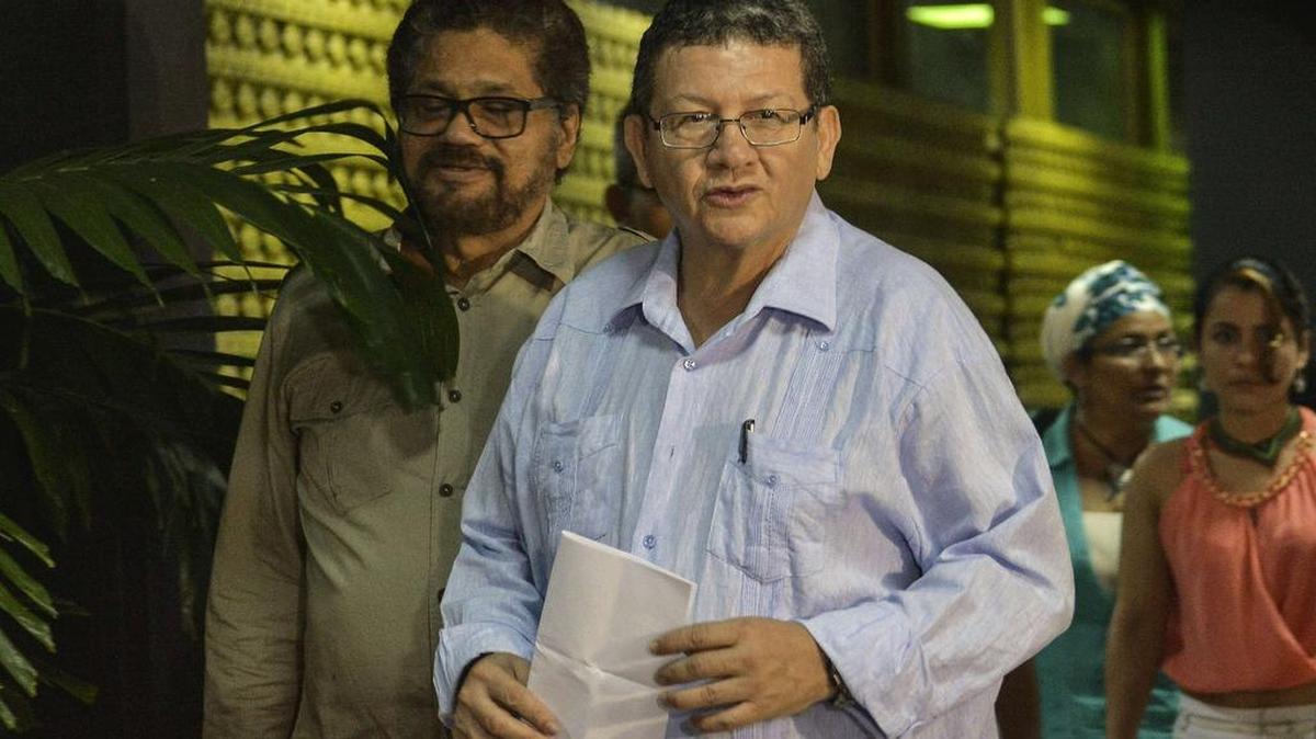 Iván Márquez y and Pablo Catatumbo llegan al Palacio de Convenciones en La Habana, Cuba, el 23 de noviembre del 2015.