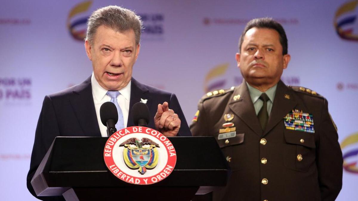 El presidente de Colombia, Juan Manuel Santos, habla durante el nombramiento del nuevo Director General de la Policía colombiana, Jorge Hernando Nieto (der.), este miércoles 17 de febrero en Bogotá.