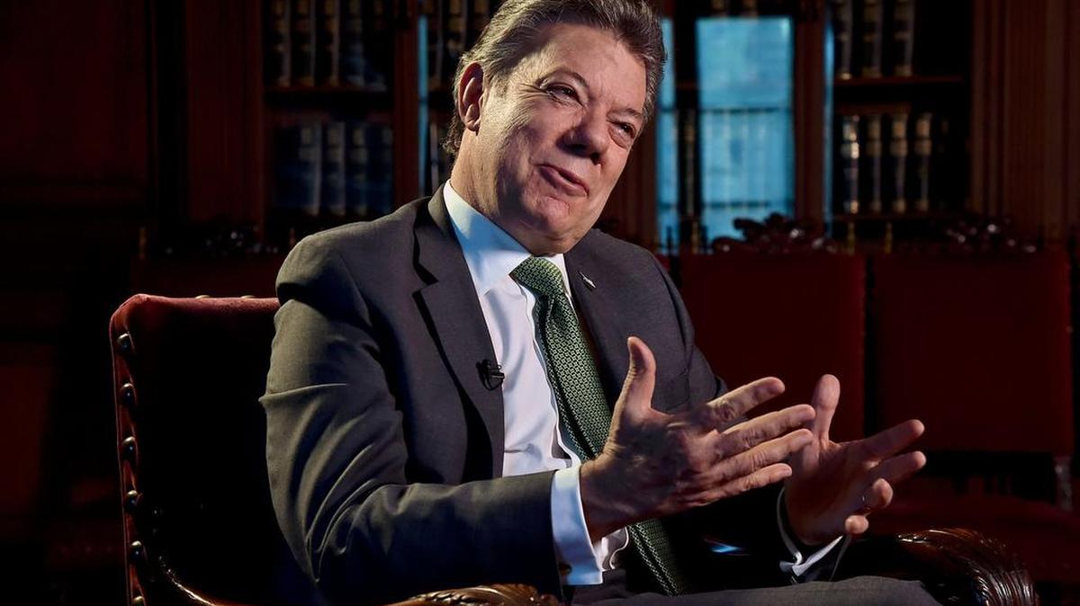 El presidente de Colombia Juan Manuel Santos habla durante una entrevista el lunes 18 de abril de 2016, en Bogotá (Colombia).
