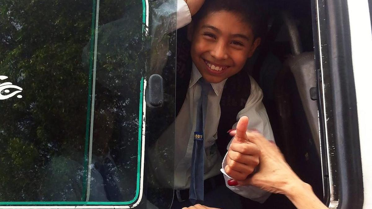 
Fotografía cedida por el Ministerio de Educación de Colombia de estudiantes llegando en buses desde Venezuela a estudiar en los colegios de la zona hoy, viernes 4 de septiembre de 2015, en Cúcuta (Colombia). Decenas de estudiantes cruzaron hoy desde Venezuela a Colombia por un corredor humanitario habilitado por las autoridades venezolanas para retomar sus clases, interrumpidas desde hace dos semanas por el cierre de la frontera, informaron fuentes oficiales, estudiantes de primaria y secundaria, así como algunos universitarios, pasaron el puente internacional Simón Bolívar, que comunica a San Antonio (Venezuela) con Cúcuta (Colombia), donde fueron recibidos por funcionarios del Ministerio de Educación de Colombia y por el alcalde de la ciudad, Donamaris Ramírez. 
