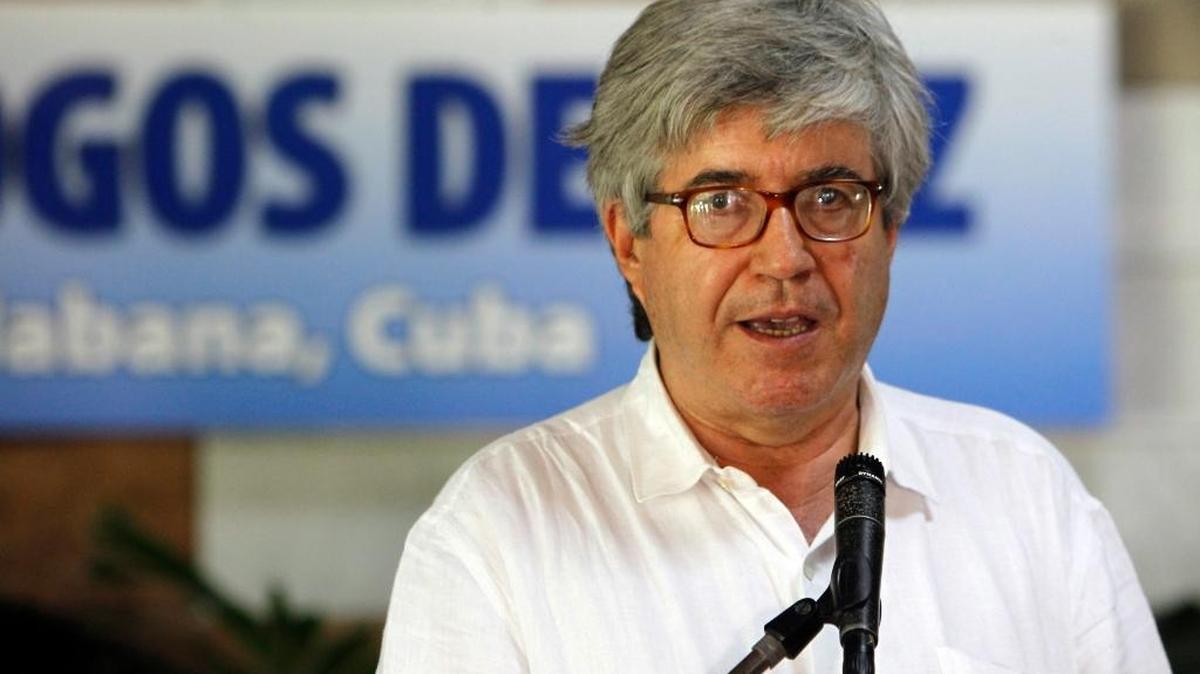 El director de la Lucha contra las Drogas del Gobierno de Colombia, Eduardo Díaz, responde a preguntas de periodistas el viernes en La Habana.