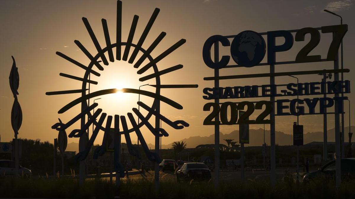 El sol se pone detrás del logotipo de la COP27 fuera de la sede de la Cumbre Climática de la ONU COP27, el sábado 12 de noviembre de 2022, en Sharm el-Sheikh, Egipto.