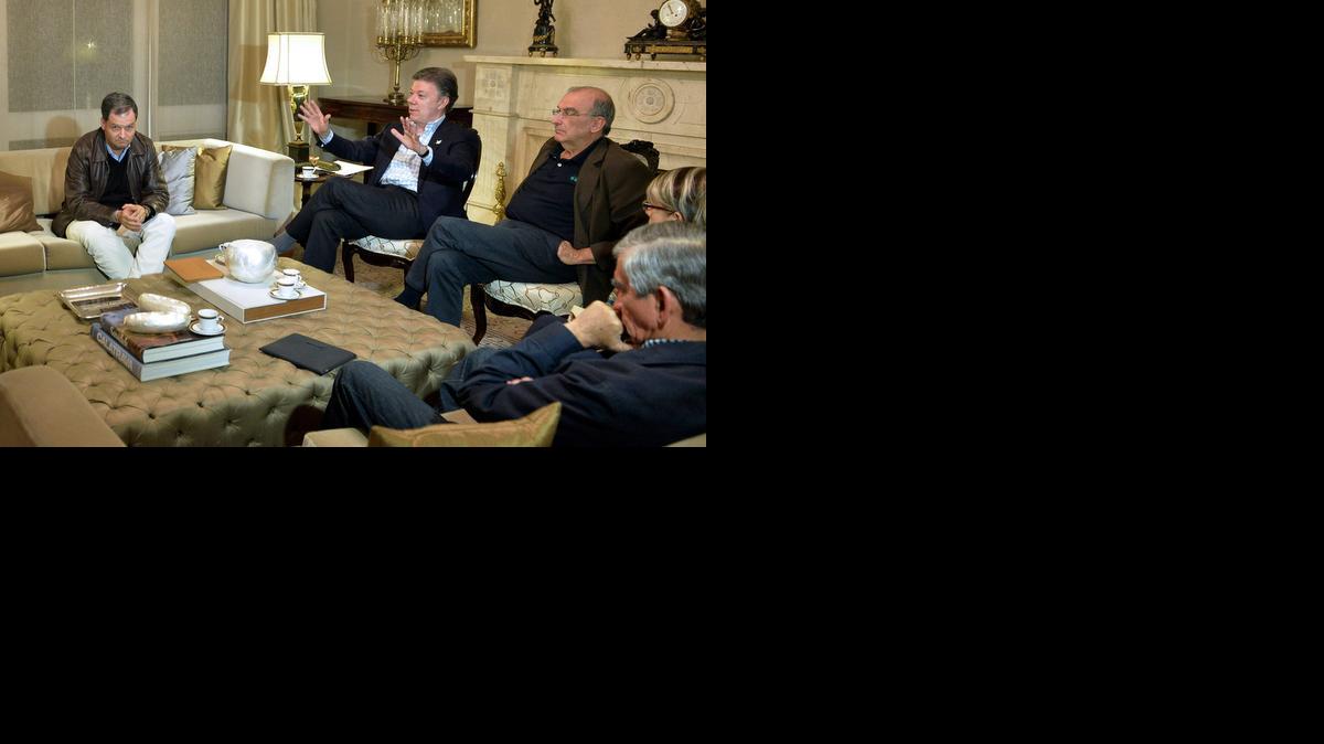 
El presidente de Colombia, Juan Manuel Santos (2 izq.), habla el domingo con los negociadores del gobierno Sergio Jaramillo (izq.), Humberto de la Calle (3 der.) y Jorge Enrique Mora Rangel (der.), un día antes de que viajaran a Cuba para retomar los contactos con las FARC.
