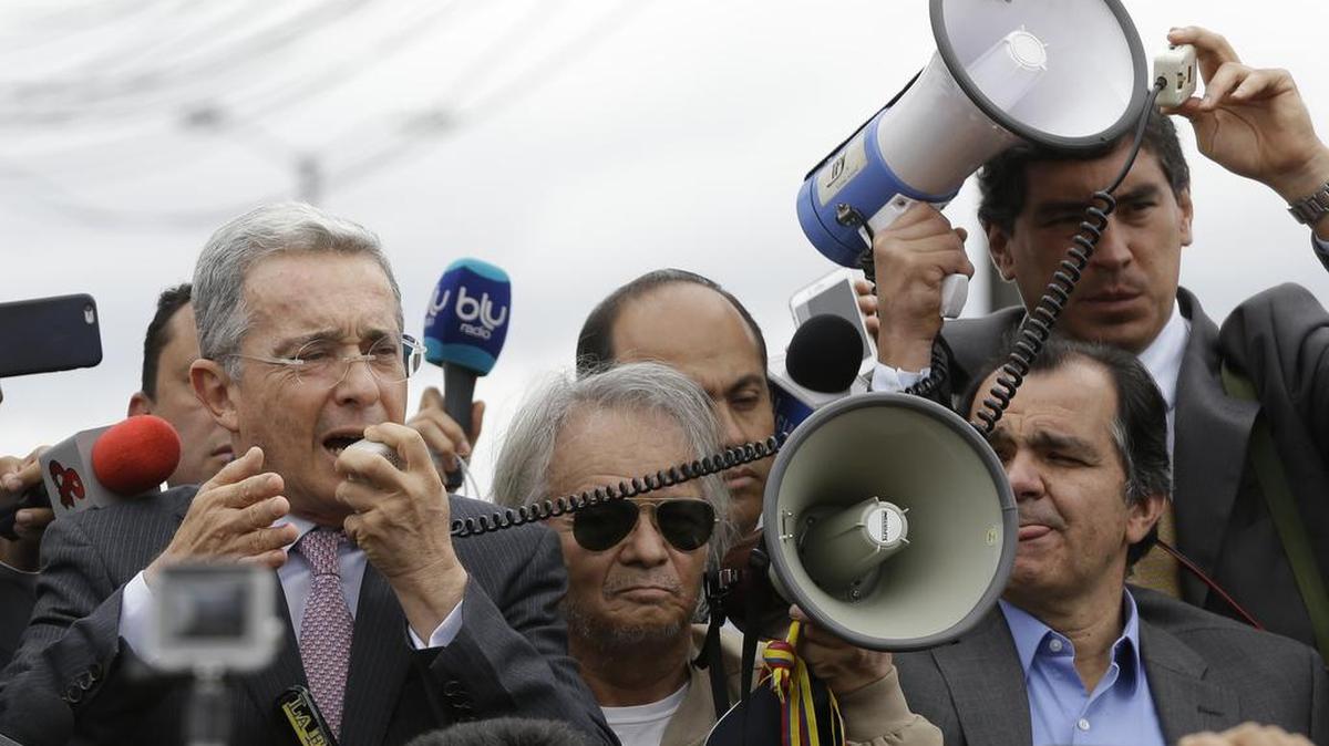 
El ex presidente y ahora senador Álvaro Uribe habla durante una protesta frente al consulado venezolano en Bogotá, el 26 de agosto de 2015.
