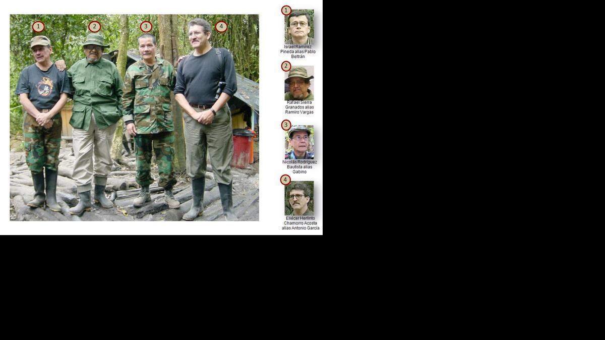 
Imagen cedida por la Policía de Colombia, en el 2011, en la que aparecen los miembros del Comando Central (Coce) del Ejército de Liberación Nacional (ELN) Israel Ramírez Pineda (izq.), Rafael Sierra Granados (2 izq.); Nicolás Rodríguez Bautista, alias “Gabino” (2 der,), y Eliécer Herlington Chamorro Acosta (der.), en lo que parece ser una cita de jefes de esa guerrilla en un campamento rebelde. 
