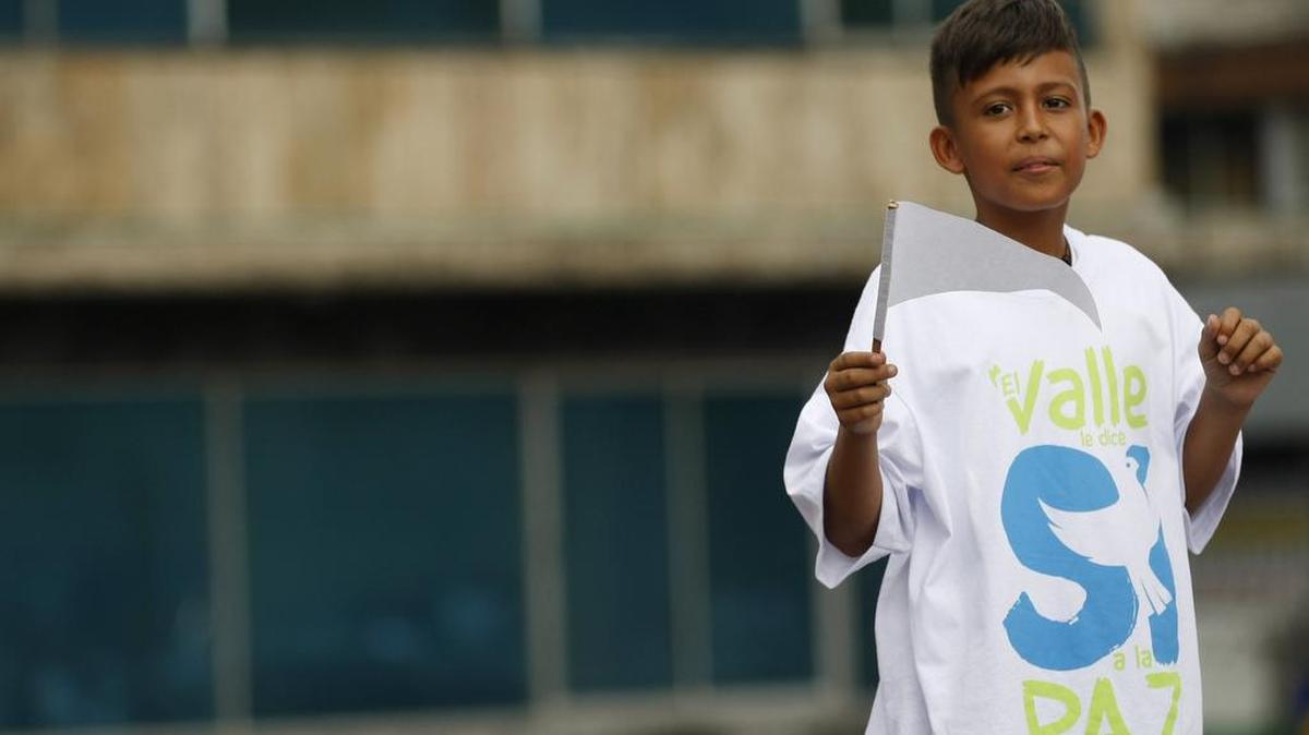 Niños participan durante la primera Jornada de Pedagogía de Paz realizada en el país, en una plaza pública de Cali (Colombia) presidida por el presidente de Colombia Juan Manuel Santos el viernes 29 de julio de 2016.