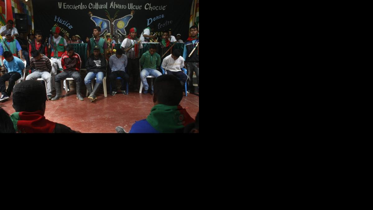 
Autoridades indígenas realizan un juicio contra siete integrantes de las FARC el domingo, acusados de asesinar el pasado miércoles a dos guardias nativos, en Toribio, departamento del Cauca, Colombia. 
