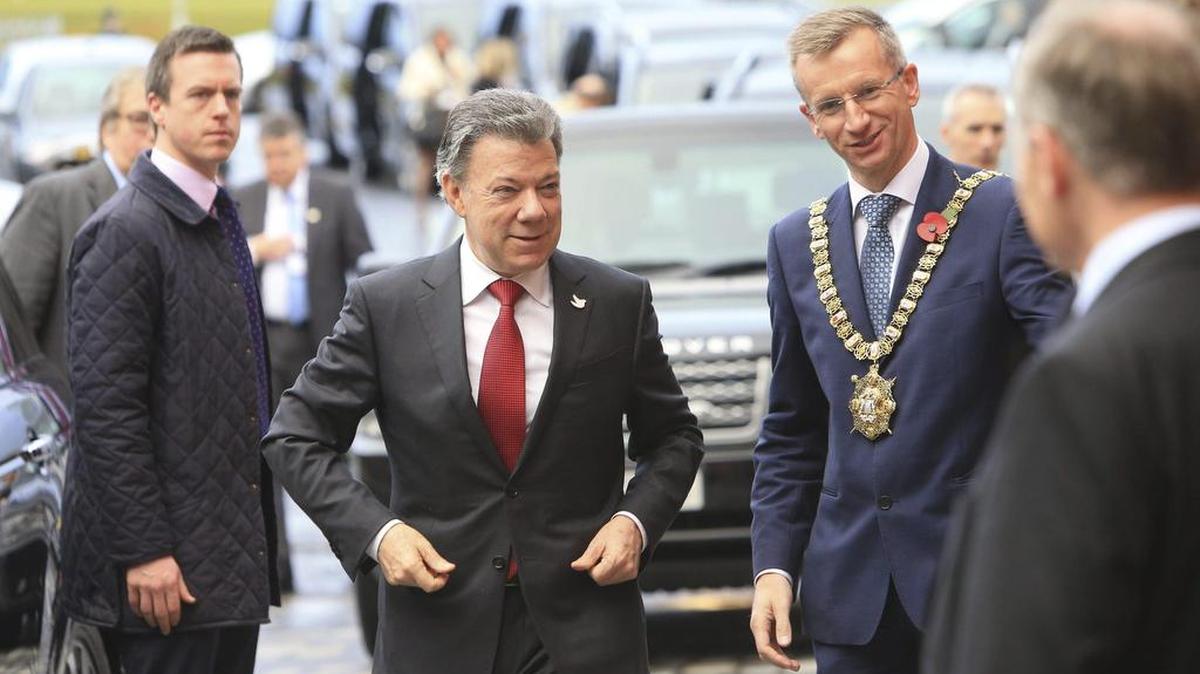 El jefe del Gobierno colombiano, Juan Manuel Santos (centro), es recibido por el alcalde de Belfast, Brian Kingston (d), a su llegada a la Comunidad Girdwood en Belfast, Irlanda del Norte (Reino Unido), el jueves 3 de noviembre de 2016.