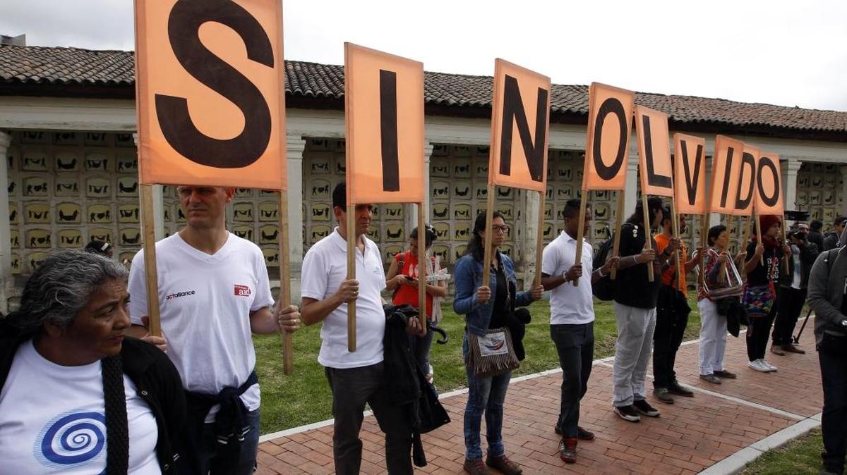 Activistas participan en una marcha contra la violencia el sábado, durante la conmemoración del Día Nacional de las Víctimas, en Bogotá, Colombia.