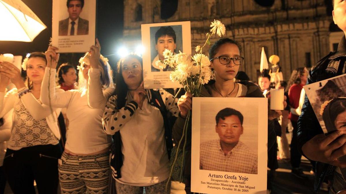 Personas participan en la "Marcha por la Paz" el miércoles 5 de octubre de 2016, en la plaza de Bolívar en Bogotá (Colombia).