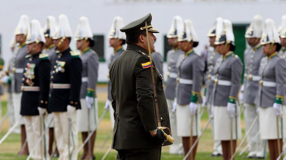 El nuevo director de la Policía Nacional de Colombia, el general Jorge Hernando Nieto Rojas, pasa revista a las tropas en la ceremonia de transmisión del mando hoy, sábado 20 de febrero de 2016, en la Escuela de Cadetes Francisco de Paula Santander de Bogotá (Colombia).