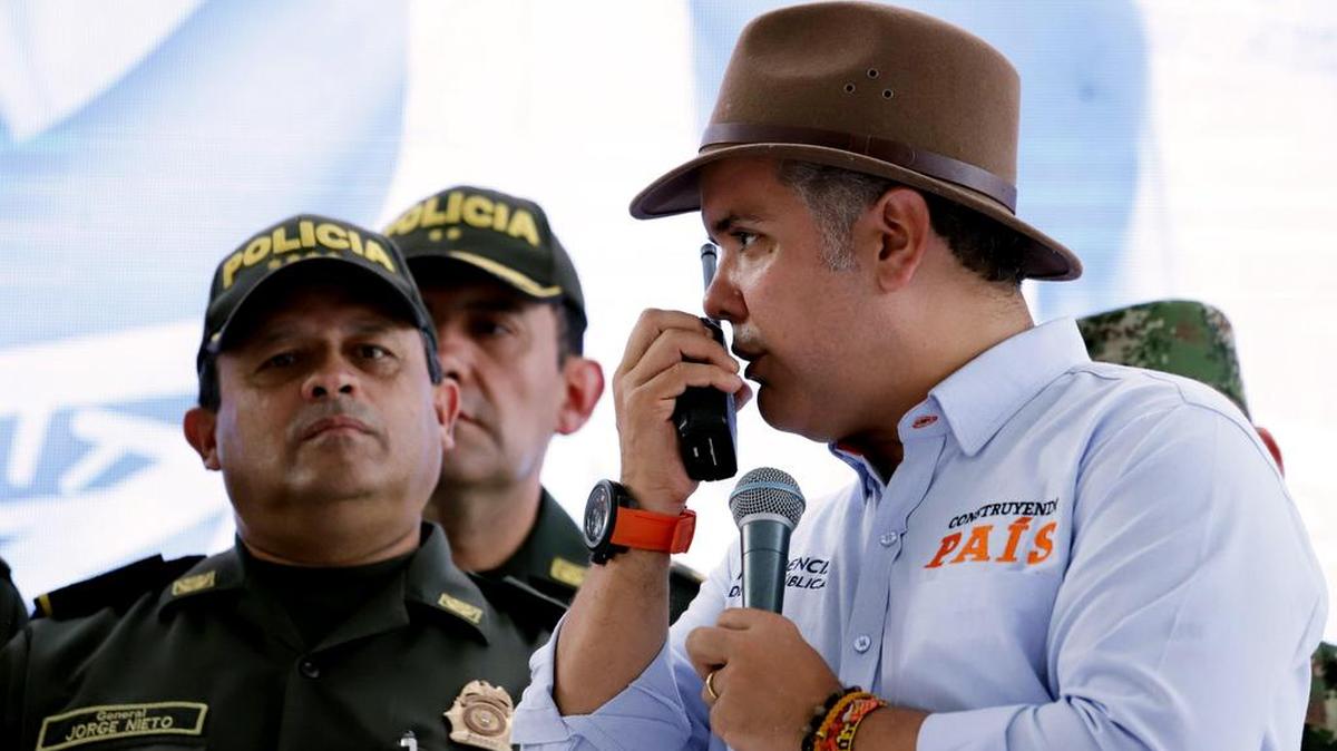 Fotografía cedida por la presidencia de Colombia del mandatariocolombiano, Iván Duque (d), mientras habla durante el “Taller Construyendo País” de la Red de Participación Cívica de Antioquia el sábado 8 de Septiembre de 2018, en Amagá (Colombia).