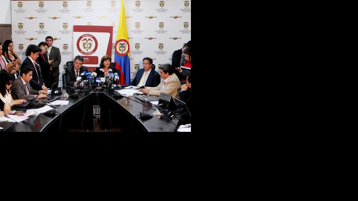 
La ministra de Relaciones Exteriores de Colombia, María Ángela Holguín (c-d) y el ministro de Hacienda, Mauricio Cárdenas (c-i), participan en una rueda de prensa en Bogotá (Colombia). El Gobierno de Colombia aseguró el miércoles que tiene la "mejor voluntad" de solucionar mediante el diálogo el problema surgido con Panamá por la inclusión de ese país en la lista de "paraísos fiscales" elaborada por Bogotá.
