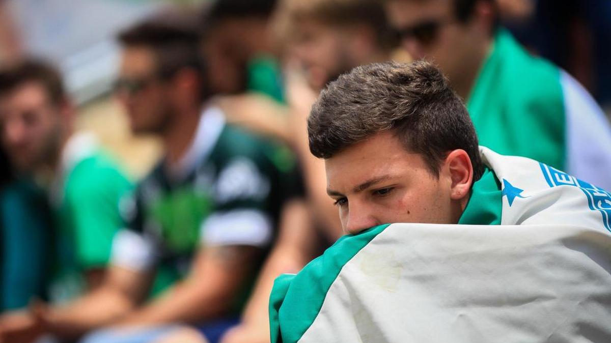 Hinchas del equipo brasileño de fútbol Chapecoense se reunieron el 29 de noviembre de 2016, en el estadio Arena Condá en Chapecó, Brasil, para realizar una vigilia en homenaje a las 75 víctimas fatales del accidente aéreo en La Unión, departamento de Antioquia, Colombia.