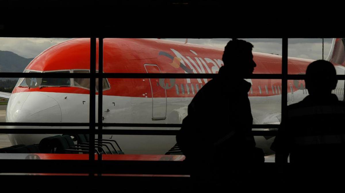 Pasajeros esperan por un vuelo de Avianca para la ciudad de Nueva York en el Aeropuerto Internacional El Dorado en Bogotá, Colombia, 14 de junio de 2005.