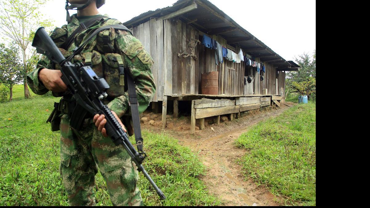 
Fotografía del 25 de julio de 2015 de la finca denominada "El baldío" en Playa Rica (Colombia). El futuro de miles de hectáreas de tierra se ha empezado a definir en Colombia a la par de las negociaciones de paz del Gobierno con las FARC, mediante la evaluación de la propiedad de extensas zonas que pueden quedar en manos de campesinos en un escenario de postconflicto. Desde hace 3 años, la Superintendencia de Notariado y Registro y el Instituto Colombiano de Desarrollo Rural (Incoder) iniciaron un inventario de los predios en Colombia, un país con 1,1 millones de kilómetros cuadrados de superficie continental, que incluye selvas, sabanas, vastas zonas cultivables y costas sobre el Pacífico y el mar Caribe. 
