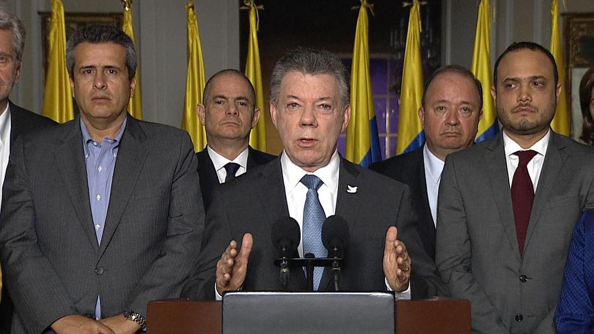 El presidente Juan Manuel Santos (c) acompañado por algunos ministros y líderes de los partidos políticos este jueves 17 de marzo de 2016, en Bogotá (Colombia).