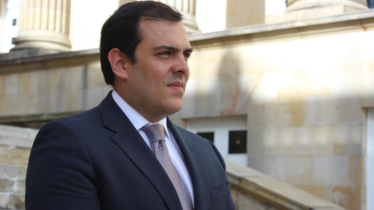 El representante a la Cámara por el Centro Democrático Santiago Valencia presidía la sesión en el Congreso colombiano cuando se enfrentaron miembros del partido colombiano Centro Democrático, fundado por el expresidente Álvaro Uribe y el ex líder de las FARC alias “Jesús Santrich”.