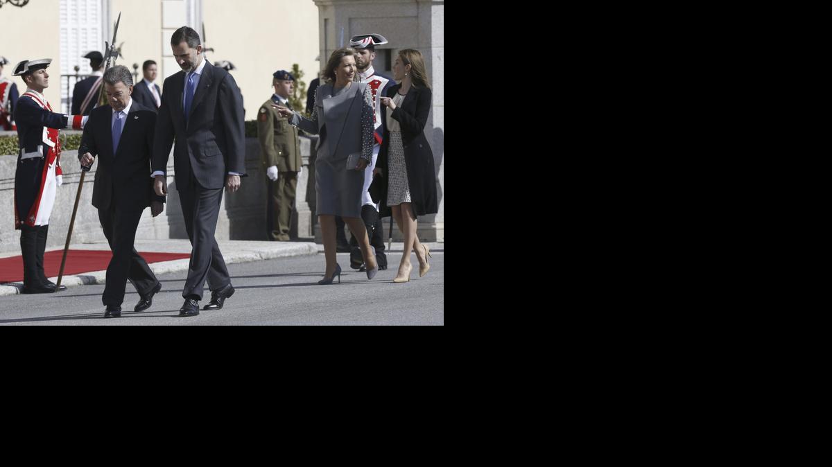 
Los Reyes de España y el presidente de Colombia, Juan Manuel Santos,c-iz., y su esposa,María Clemencia Rodríguez de Santos, durante la ceremonia oficial de bienvenida al mandatario colombiano que inicia hoy una visita de Estado a España de tres días.
