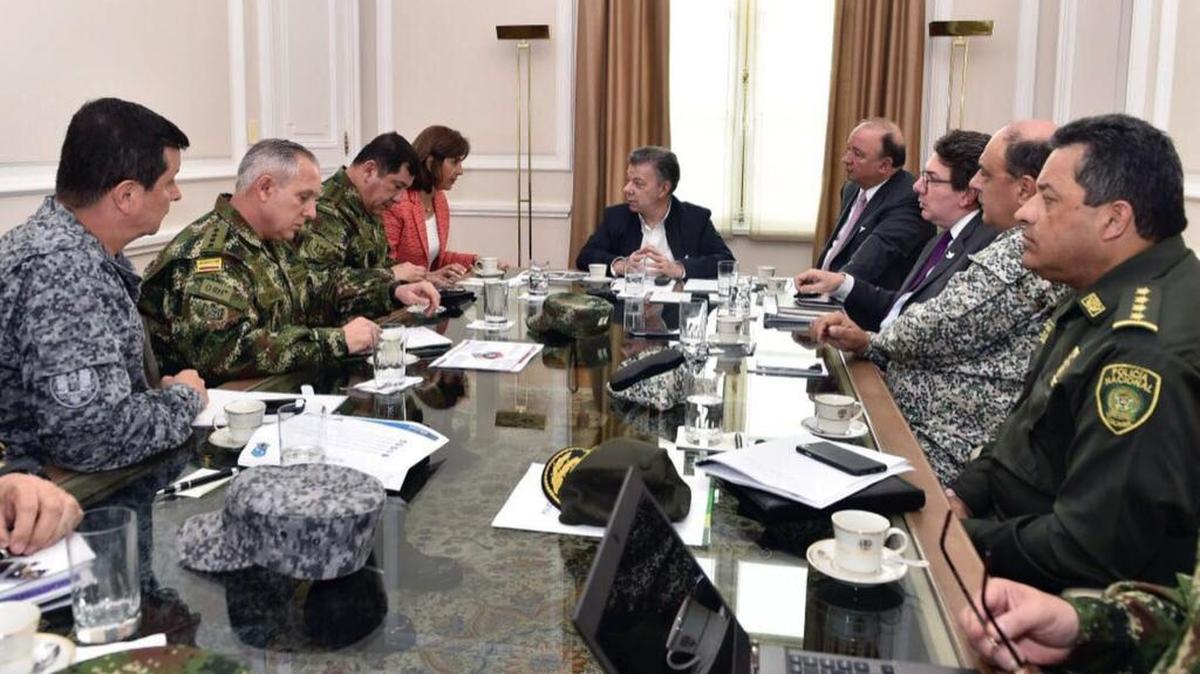 El presidente Juan Manuel Santos durante una reunión con la plana mayor de su gobierno, para analizar la incursión de soldados venezolanos en territorio colombiano, el jueves en Bogotá.
