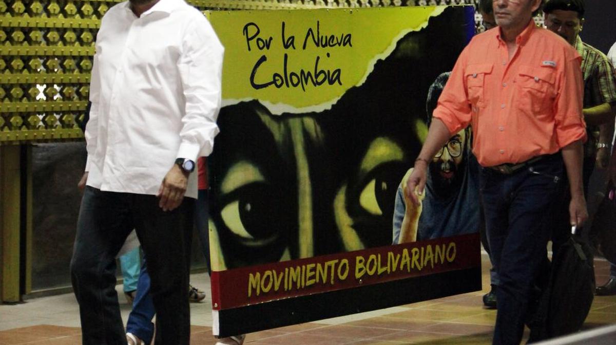El segundo jefe de las FARC y líder de los delegados de la guerrilla Luciano Marín (i), alias "Iván Márquez”, junto al también comandante Pastor Alape (d), llegan el miércoles 4 de noviembre del 2015, al Palacio de Convenciones de La Habana (Cuba), donde continúan los diálogos de Paz con los representantes de las guerrillas de las FARC-EP y el Gobierno colombiano.