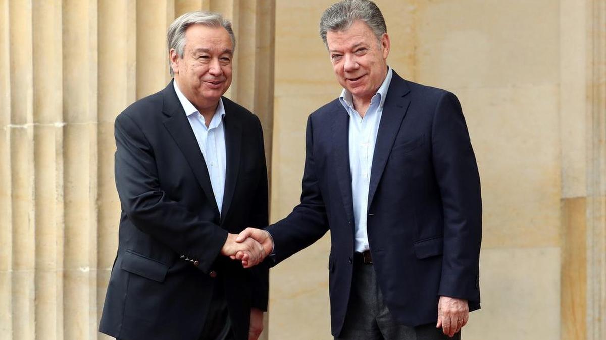 El secretario general de la ONU, António Guterres, izquierda, es recibido por el presidente de Colombia, Juan Manuel Santos, el 13 de enero del 2018, en el Palacio de Nariño en Bogotá. Guterres llegó a Bogotá para iniciar una visita oficial a Colombia que tiene como propósito ratificar el proceso de paz en el país.