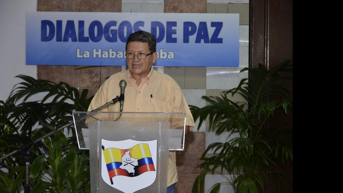 
El jefe guerrillero Jorge Torres Victoria, alias Pablo Catatumbo, lee un comunicado de prensa antes de una sesión de diálogo con el Gobierno colombiano hoy, sábado 25 de julio de 2015, en el Palacio de Convenciones de La Habana (Cuba). Los negociadores de las FARC afirmaron que no se puede esperar justicia al término del proceso de paz si el Estado colombiano queda impune y la responsabilidad con las víctimas del conflicto recae solo en la guerrilla. 
