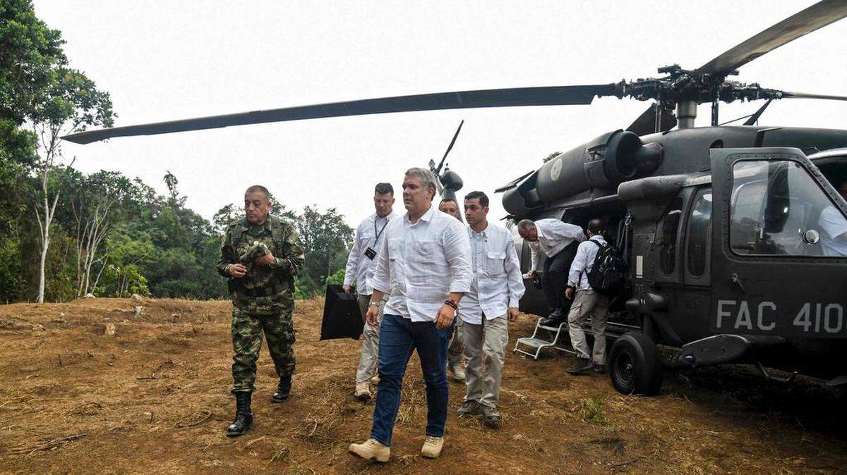 El presidente colombiano Iván Duque, centro, camina después de bajarse de un helicóptero en una plantación de coca en Catatumbo, el 9 de agosto del 2019.