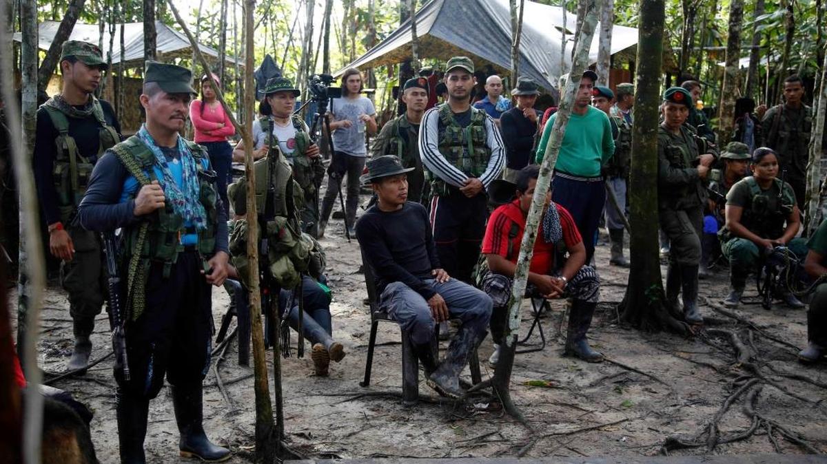 Un grupo de miembros de las FARC escuchan sobre el proceso de paz con el gobierno colombiano en la selva del Putumayo.