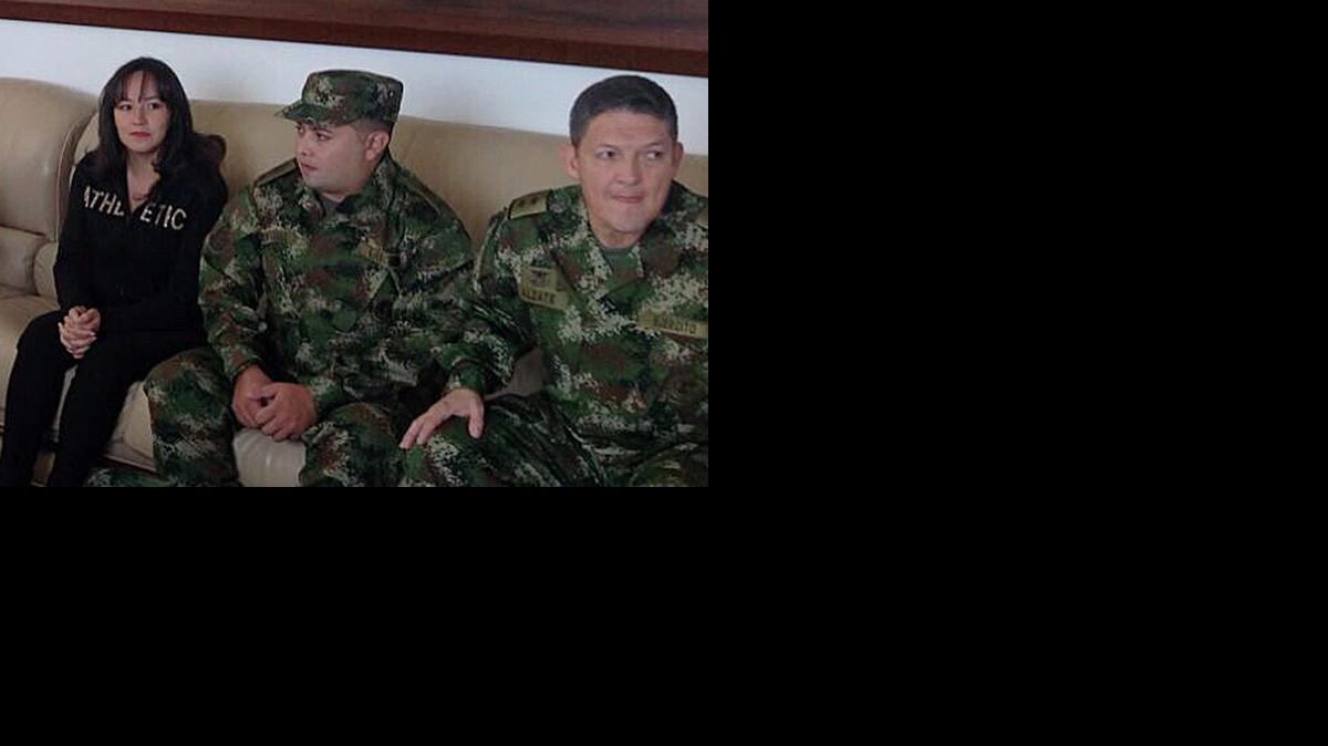
Fotografía cedida por el ministerio de defensa del general Rubén Darío Alzate (d), el cabo Jorge Rodríguez (c) y la abogada Gloria Urrego (i), liberados hoy, domingo 30 de noviembre de 2014, por las FARC, durante un encuentro con el ministro de Defensa de Colombia, Juan Carlos Pinzón (no en foto), y altos mandos militares en la base militar de Rionegro, cercana a la ciudad de Medellín (Colombia) hoy, domingo 30 de noviembre de 2014. El presidente colombiano, Juan Manuel Santos, afirmó hoy que la liberación del general Rubén Darío Alzate y sus dos acompañantes por parte de las FARC crea un clima propicio para reanudar los diálogos de paz con esa guerrilla en Cuba, suspendidos desde el secuestro del grupo hace dos semanas. 
