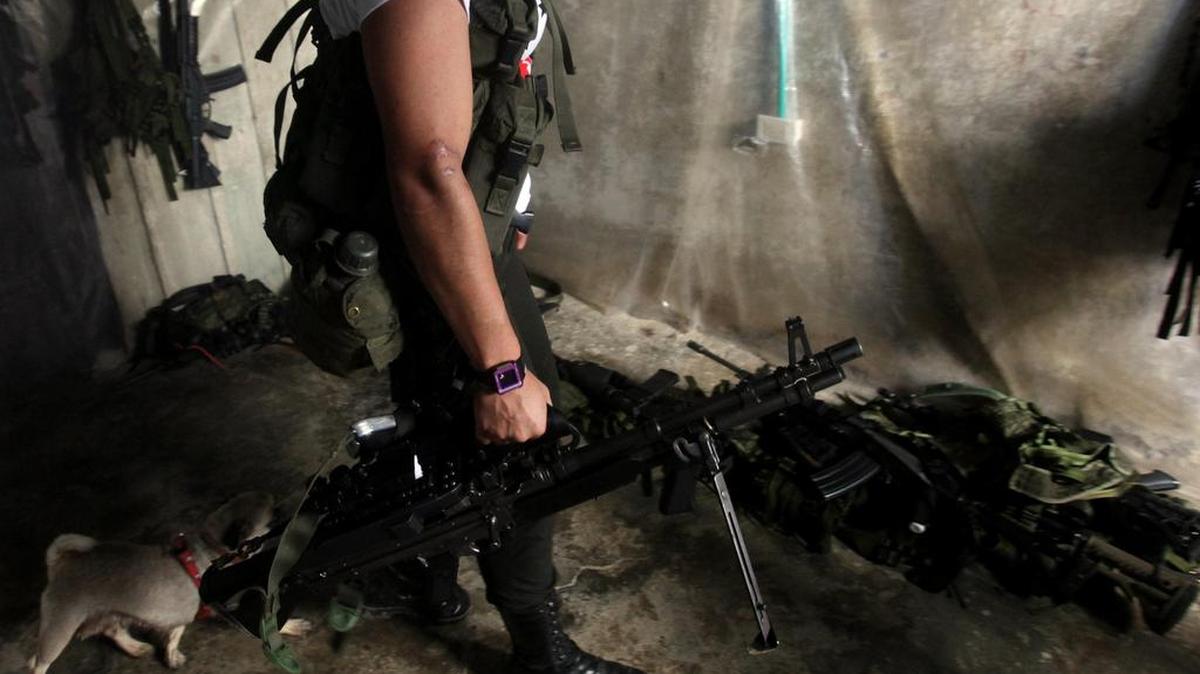 Un guerrillero de las FARC organiza armamento el sábado 24 de diciembre de 2016, horas antes de la Navidad, en un campamento del Bloque Alfonso Cano en las montañas del Departamento del Cauca (Colombia). Tras 52 años de guerra esta es la última navidad de las Farc como grupo armado.