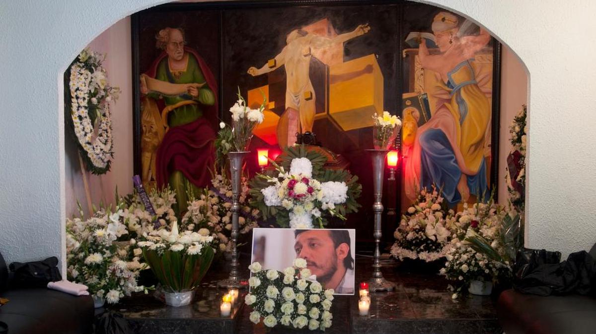 
Vista general del velorio del fotoreportero mexicano Rubén Espinosa el 3 de agosto, en Ciudad de México. Espinosa fue asesinado junto a tres mujeres, una de ellas de origen colombiano.
