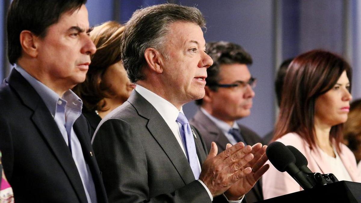 
El presidente de Colombia, Juan Manuel Santos, habla luego de un consejo de ministros, el viernes 28 de agosto de 2015, en el Palacio de Nariño de Bogotá (Colombia). 
