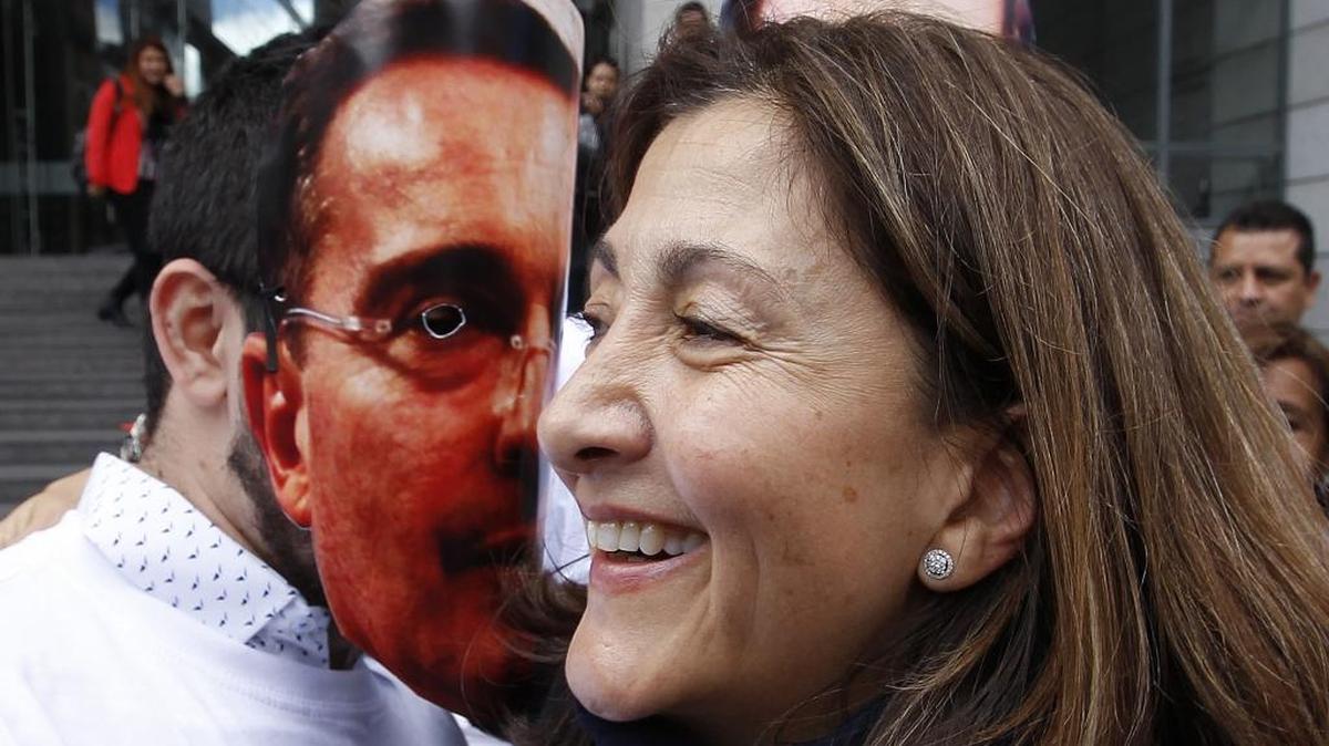 La excandidata presidencial colombiana Íngrid Betancourt (d) abraza un hombre con una máscara del expresidente de Colombia Álvaro Uribe al finalizar el foro "La Reconciliación, más que realismo mágico" hoy, jueves 5 de mayo de 2016, en Bogotá (Colombia). Betancourt, que estuvo secuestrada durante más de seis años por las FARC, pidió hoy a su país unidad para vencer la "deshumanización" del conflicto armado, sobre el que habló en un emocionado regreso después de seis años sin visitar Colombia.