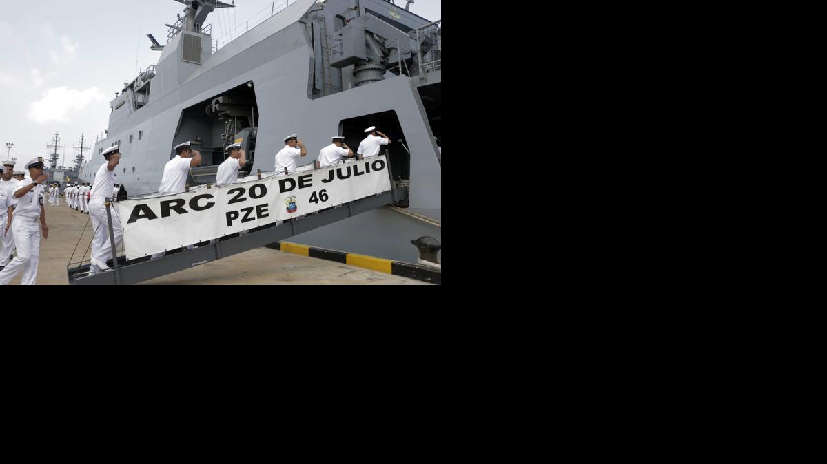 
Miembros de la primera expedición de Colombia a la Antártida abordan el buque "ARC 20 de Julio" de la Armada Nacional de Colombia el martes 16 de diciembre de 2014, durante la ceremonia de zarpe del buque en el puerto de Cartagena (Colombia). La primera expedición científica colombiana a la Antártida partió en un viaje que durará tres meses y en el que realizarán investigaciones relacionadas con la seguridad marítima en el continente, informaron fuentes oficiales. El buque está al mando del capitán de fragata Camilo Ernesto Segovia Forero y viaja con una tripulación de cien personas. norte de Colombia. La expedición visitará la península antártica y se espera que esté de regreso el 12 de marzo de 2015.
