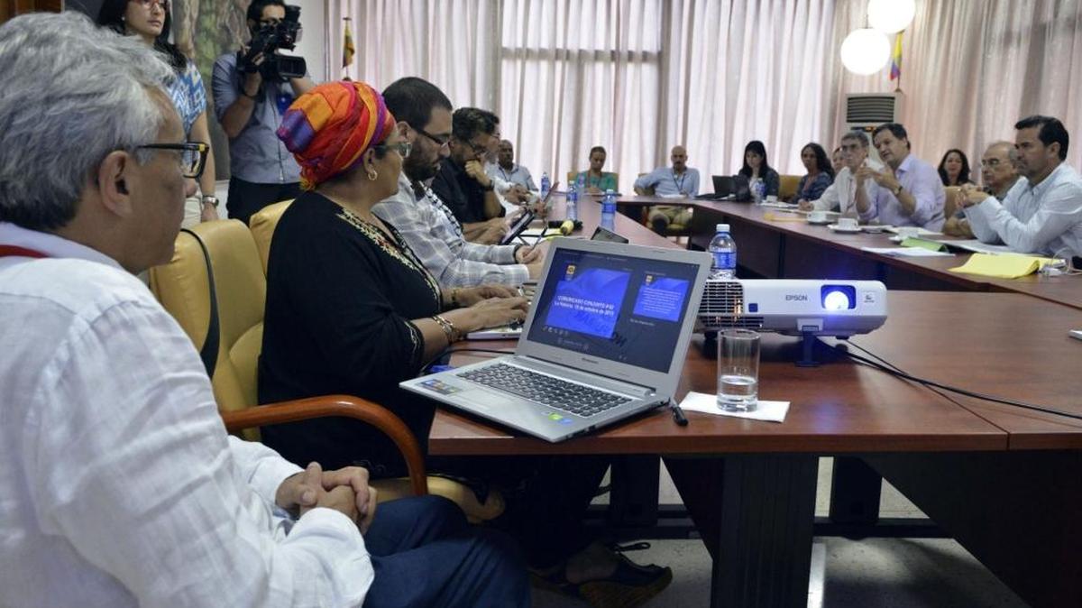 El director del Instituto de Medicina Legal de Colombia, Carlos Eduardo Valdés (izq.), miembros de las FARC y del gobierno colombiano, en una reunión el miércoles en Cuba.