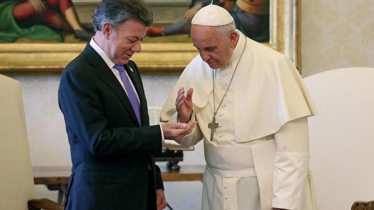 El papa Francisco se reune con el presidente de Colombia, Juan Manuel Santos el 15 de junio de 2015.