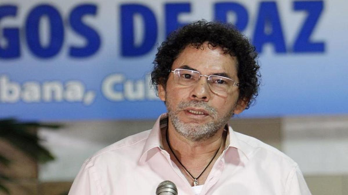 
El comandante de las FARC y miembro de la comisión de negociación de paz Pastor Alape ofrece una rueda de prensa hoy, domingo 4 de octubre de 2015, al comienzo de una jornada de negociación entre las Fuerzas Armadas Revolucionarias de Colombia y el Gobierno colombiano, en el Palacio de Convenciones de La Habana (Cuba).
