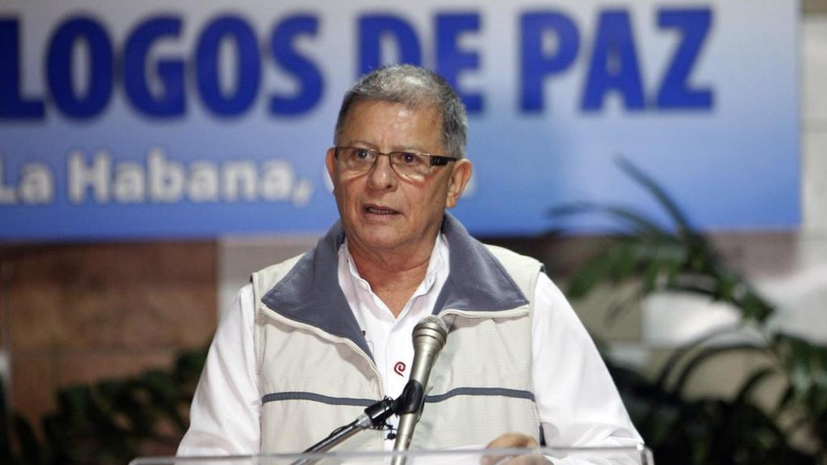 El comandante de las Fuerza Armadas Revolucionarias de Colombia (FARC), Ricardo Telles, es visto hoy viernes 22 de enero del 2016, al Palacio de Convenciones de La Habana (Cuba).