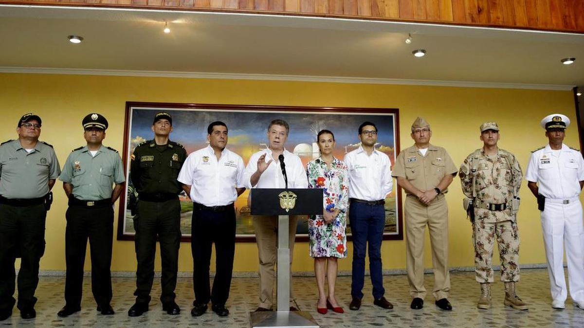 El presidente de Colombia, Juan Manuel Santos, confirmó que hubo un "problema de identidades" en la detención del guerrillero alias "Yimmi Ríos" por la cual el líder de las FARC, Rodrigo Londoño, alias "Timochenko," dijo estar considerando "ordenar el aplazamiento" de la dejación de armas. EFE/Ricardo Maldonado Rozo